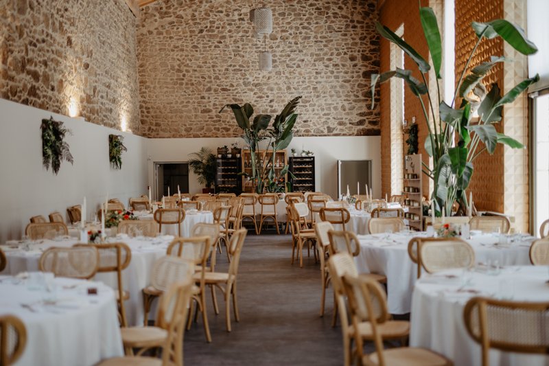 La salle de réception de l’Oliveraie, dressée pour un mariage